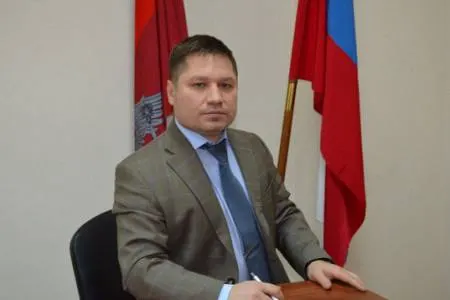 После обысков в отношении бывшего замначальника ГУ МВД по Краснодарскому краю последовало задержание; расследование касается дела о контрабанде и обороте контрафактных сигарет.