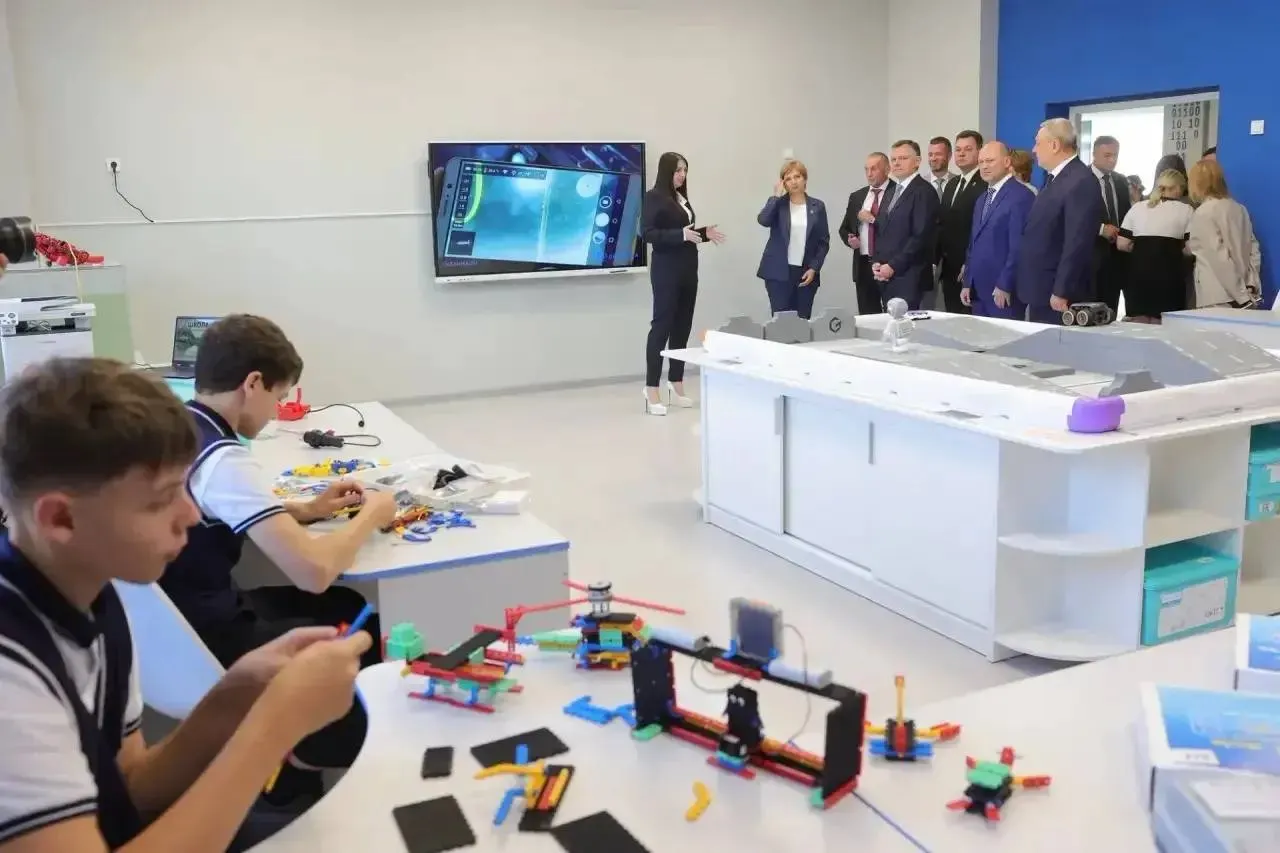 Школа № 98 на 1100 мест с IT‑профилем открылась в Ростовской области; внутри — робототехника, лаборатории естественных наук, кабинет графического дизайна и киберспорт.