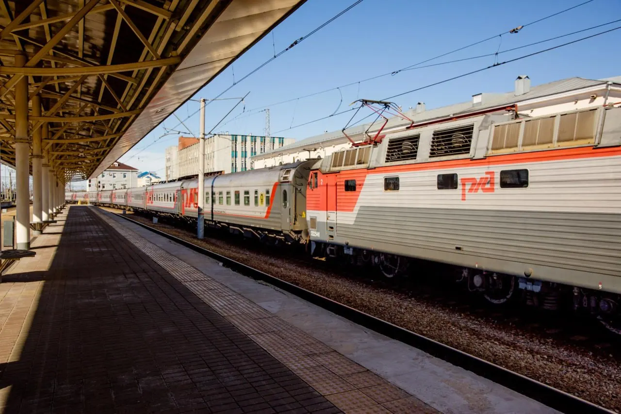 Резервный поезд №901/902 курсирует между Волгоградом-1 и Куберле, организуя вывоз пассажиров через обход барьерного места; пассажиров сопровождают автобусы, обеспечивают питание и воду.