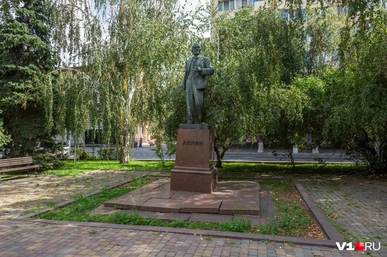 Памятник Ленину, находящийся у здания городской администрации Волгограда, может обрушиться; статус памятника не принадлежит области и передан на баланс города. Вопрос о его судьбе передан мэрии.