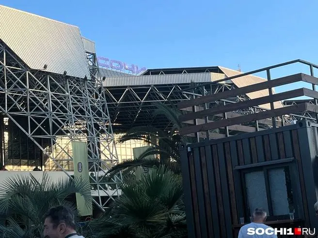 В аэропорту города Сочи проводят проверку систем противопожарной безопасности; пассажиров просят сохранять спокойствие.
