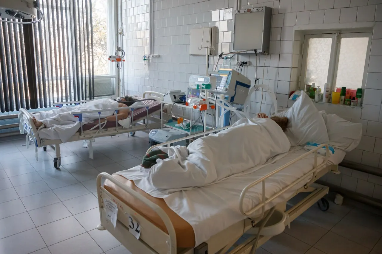 Возгорание произошло в отделении реанимации городской клинической больницы №15 на юге Волгограда. Причина — короткое замыкание; отделение продолжает работать в штатном режиме.