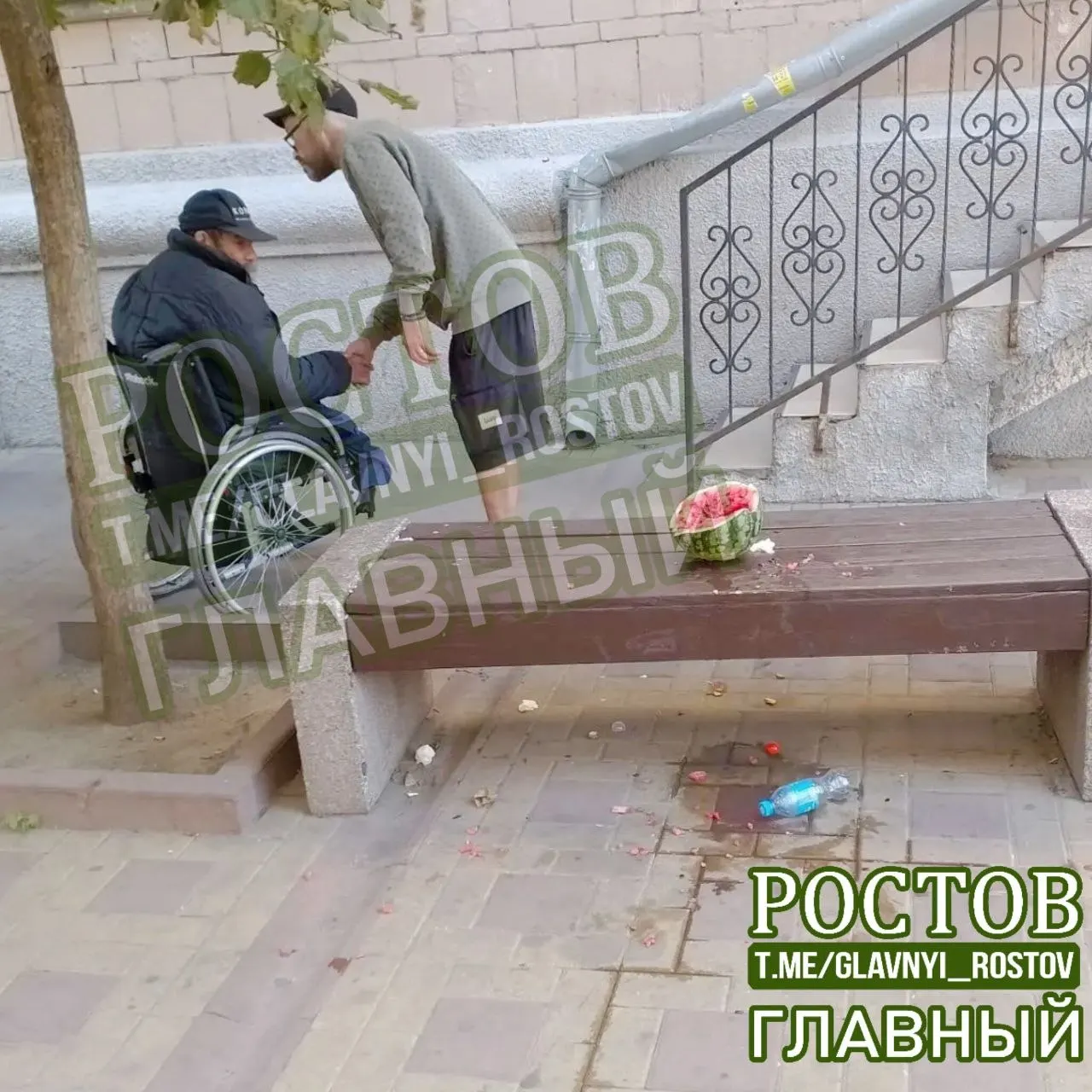 Жители Ростова-на-Дону жалуются на мусор, неприятный запах и распитие алкоголя возле перекрёстка; просят принять меры и помочь разобраться с ситуацией.