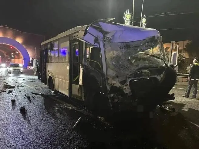Водитель получил травмы, пострадавших среди пассажиров не было.