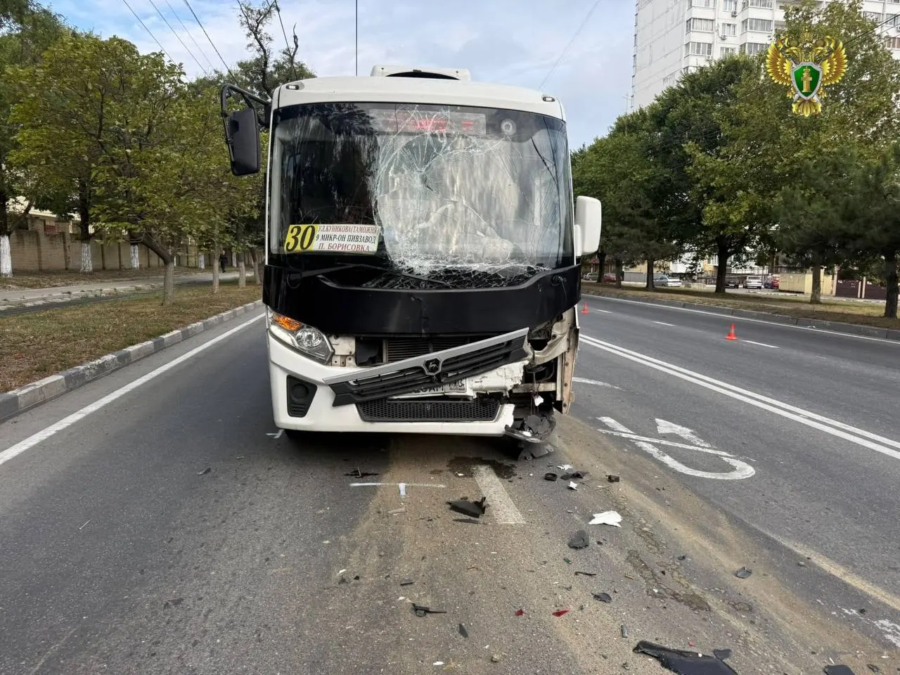 Утром на Анапском шоссе автобус №30 врезался в маршрутку №106. 10 человек пострадали, семь госпитализированы; двое — 17-летние подростки; обстоятельства аварии устанавливаются.