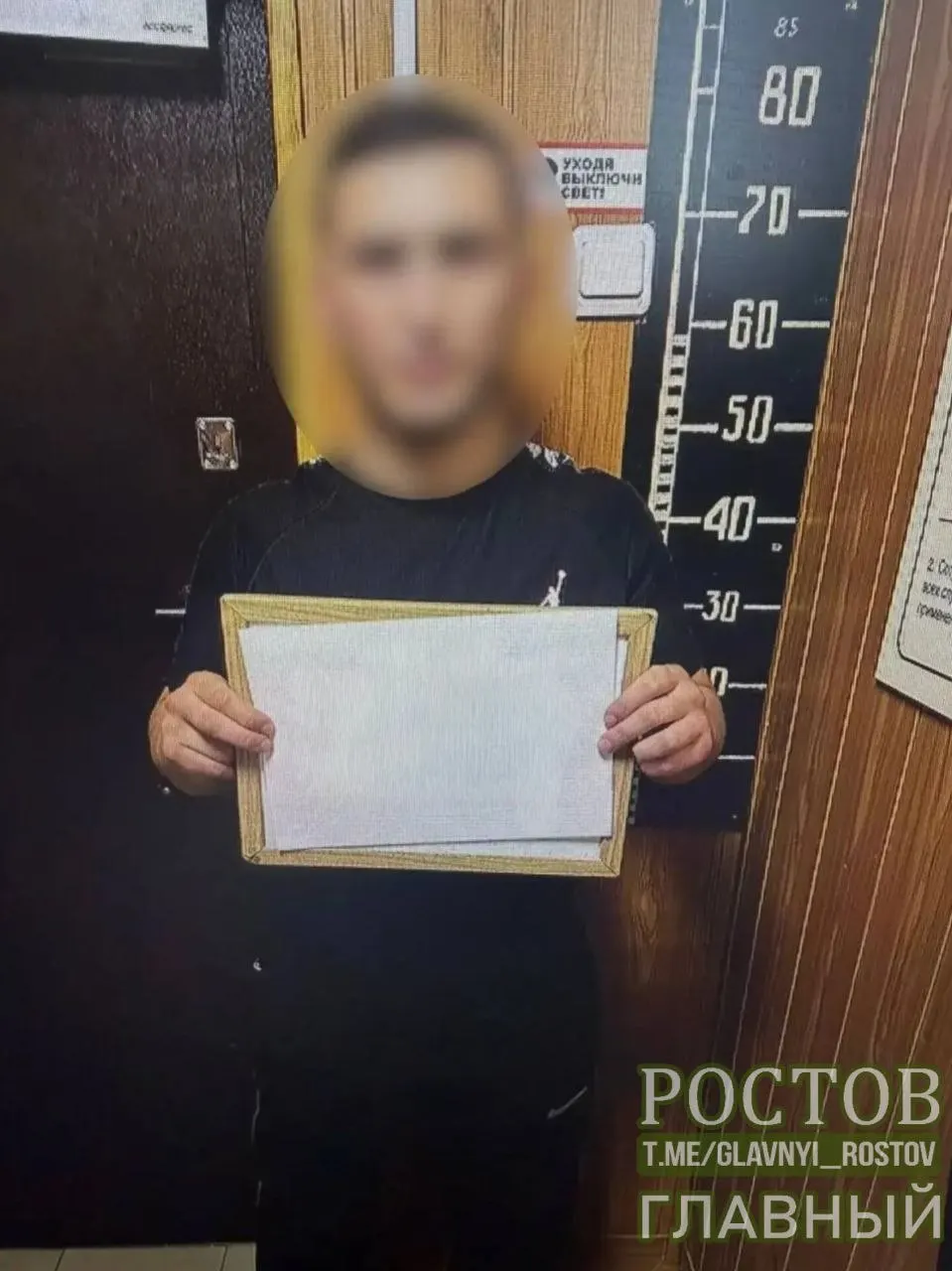 21-летний ростовчанин выиграл крупную сумму в букмекерской конторе, но на выходе из заведения его ограбили — подозреваемого задержали по горячим следам.