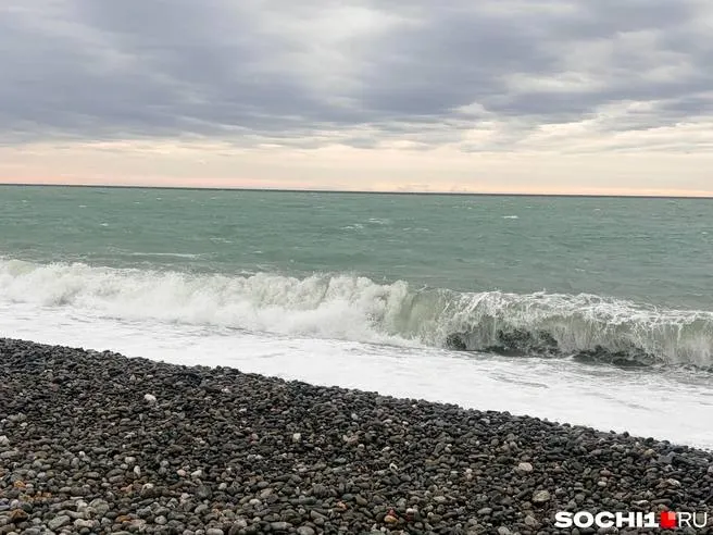 Жителям и гостям курортов рекомендуется воздержаться от отдыха у воды из-за гроз и непогоды.