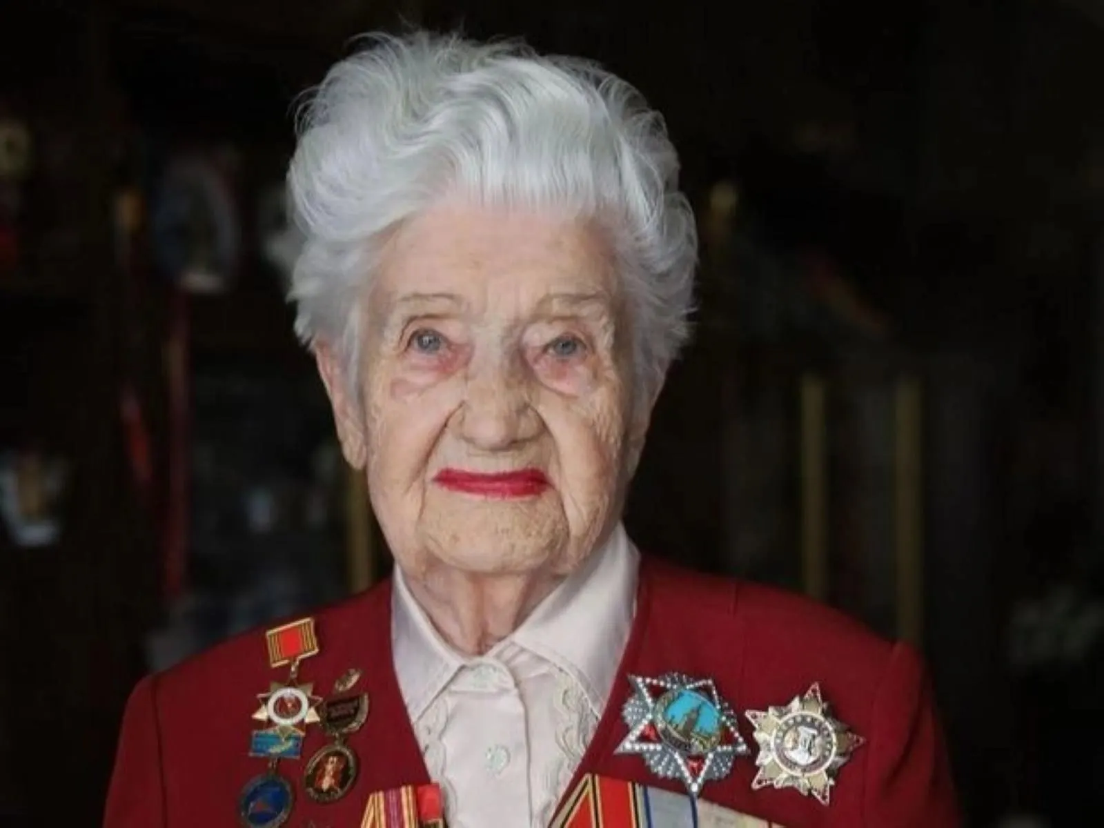 102-летняя участница Сталинградской битвы Мария Рохлина отметила день рождения; её боевой путь включает Сталинград, Курскую дугу и освобождение нескольких стран.