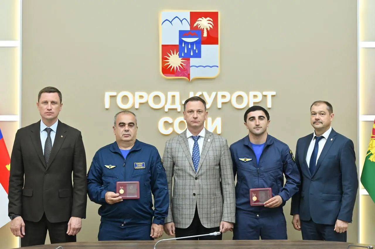 Командир звена Самвел Келещян и бортовой техник Руслан Халатян получили знаки почета «За профессиональное мастерство» за оперативное реагирование во время тушения очага возгорания возле аула Калеж.