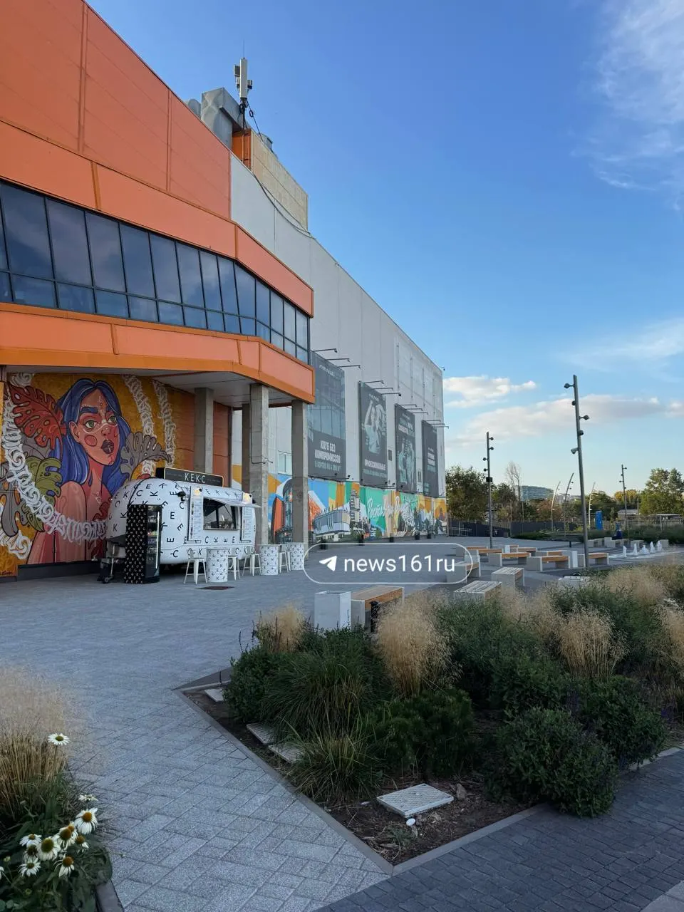 В Ростове появилась новая зона отдыха с фонтаном, лавочками, зеленью и детской площадкой. Место привлекает жителей и гостей города.