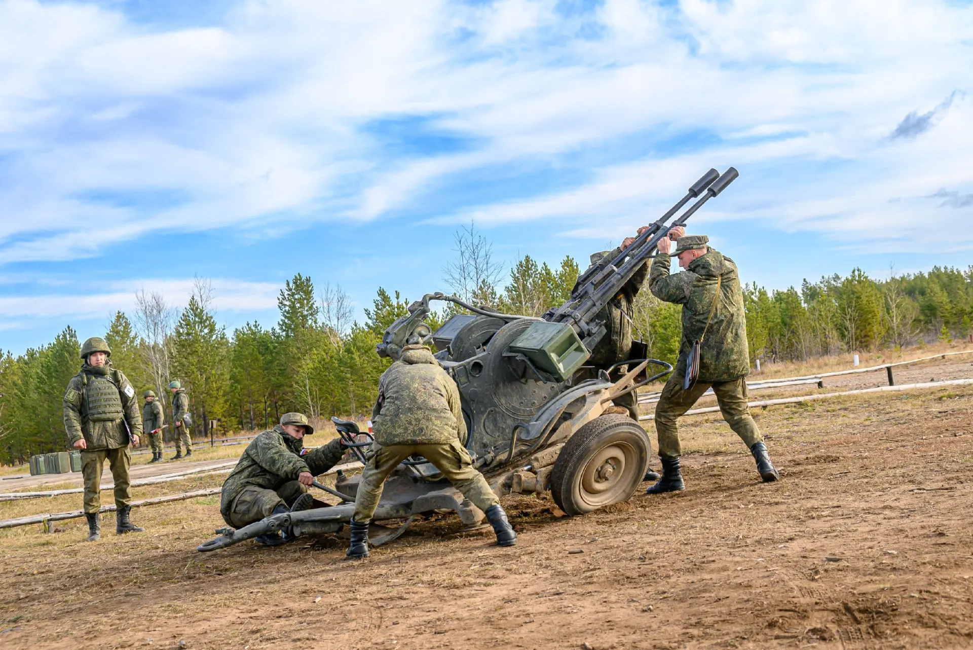 По указу численность вооружённых сил будет увеличена на 15,5 тысяч военнослужащих.