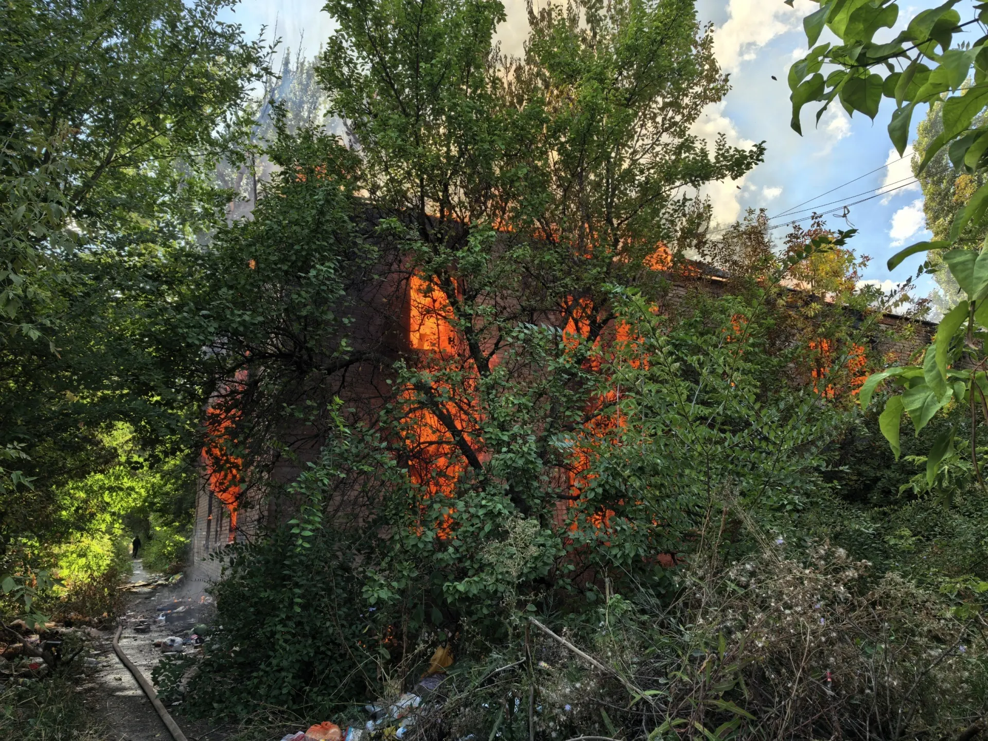 В Красноармейском районе Волгограда загорелся расселённый дом на улице Светлоярской, 52. На месте работают пожарные; здание признано аварийным и заброшенным.