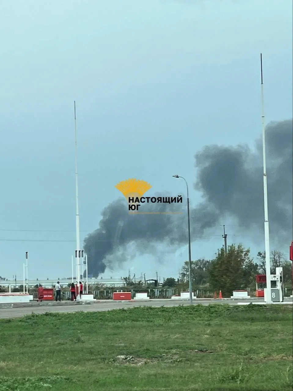 Пожар на нефтебазе произошёл во время демонтажа конструкций. На месте работают пожарные и МЧС; причины возгорания устанавливаются, пострадавших пока не сообщается.