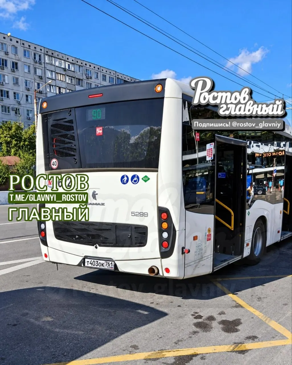 Пассажирка рассказала, как водитель не выпустил слепого пассажира и не открыл переднюю дверь, из-за чего ей пришлось пересесть на другой автобус и опоздать на работу.