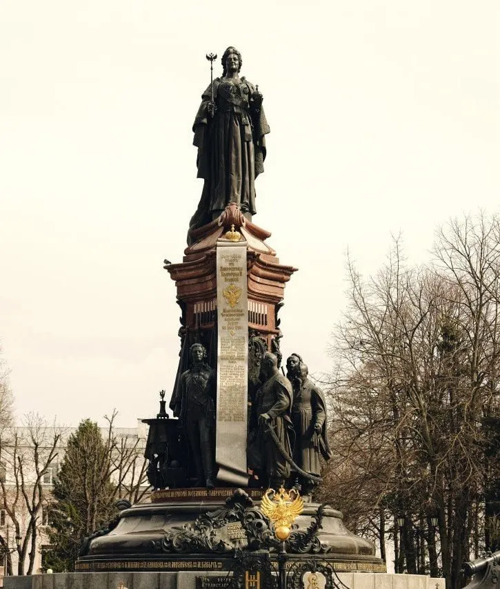 Памятник Екатерине II возвращён Краснодару и снова служит символом города.