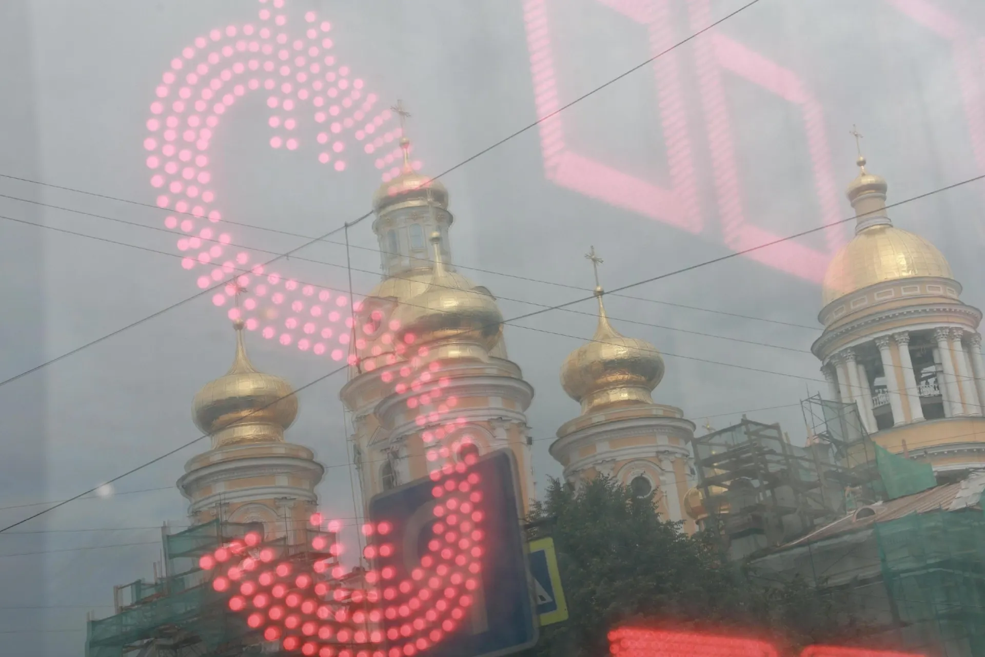 Экономические эксперты анализируют влияние валютного дефицита на курс и перспективы рубля.