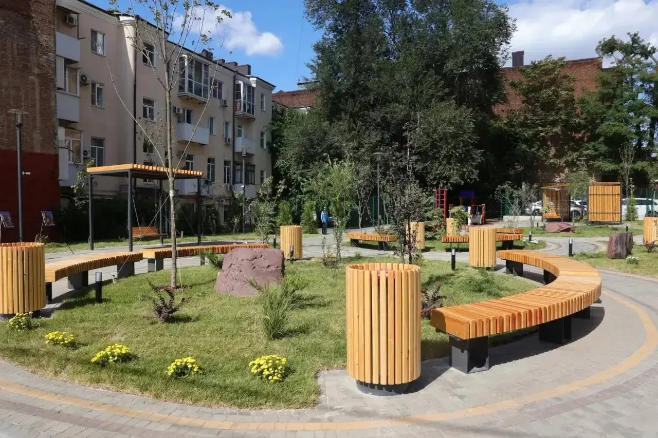 В Ростове-на-Дону открыт новый сквер на месте пустыря: высажено около 50 деревьев, обустроена система полива, планируются муралы на казачью тематику и открытое голосование за эскиз.