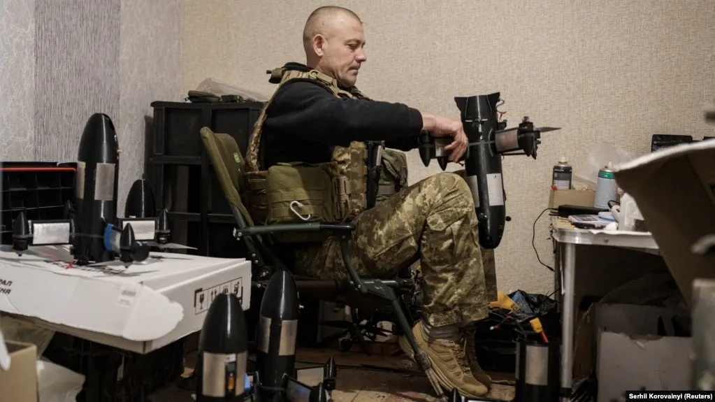 Ночные атаки беспилотников затронули несколько регионов: пожары на предприятиях, повреждения домов и инфраструктуры; пострадали люди.