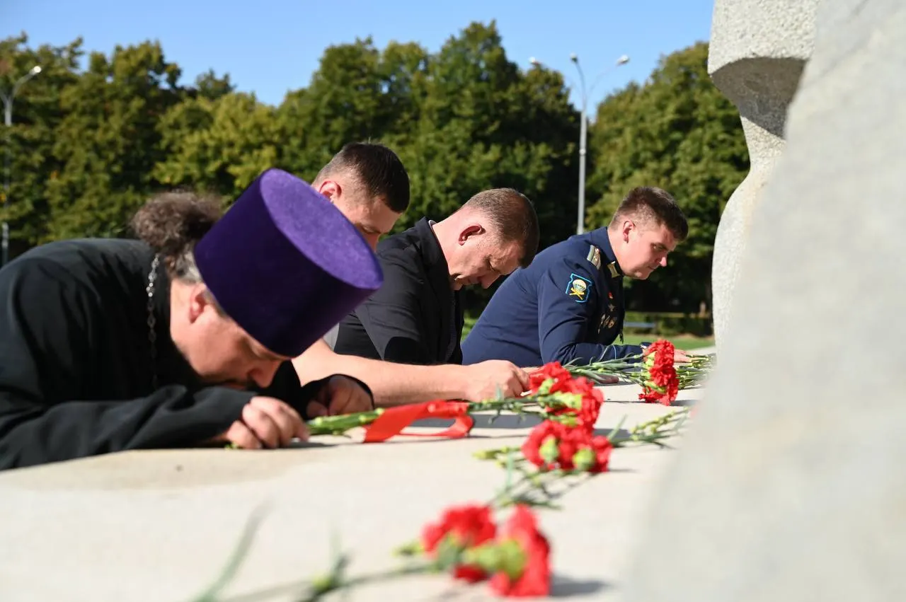 Мэр и горожане Краснодара почтили память погибших в терактах, возложив цветы у памятника в Чистяковской роще; 3 сентября в России отмечается День памяти.