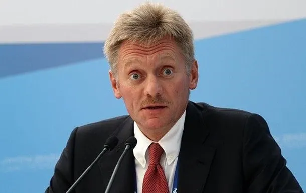 Пресс-секретарь заявил, что Москва не ограничивает доступ журналистов и не вмешивается в их работу, в отличие от подхода США.