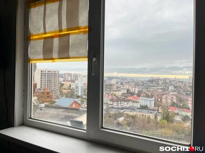 Местный суд в Сочи обязал застройщиков вернуть бюджету почти 80 млн рублей за незаконную застройку участков под ИЖС многоквартирными домами, что привело к дополнительным расходам муниципалитета на инфраструктуру.