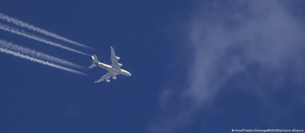 Киев призывает ICAO ограничить использование российского воздушного пространства, обсуждает меры против полетов и предупреждает об угрозах со стороны дронов; происходят задержки и ограничения рейсов.