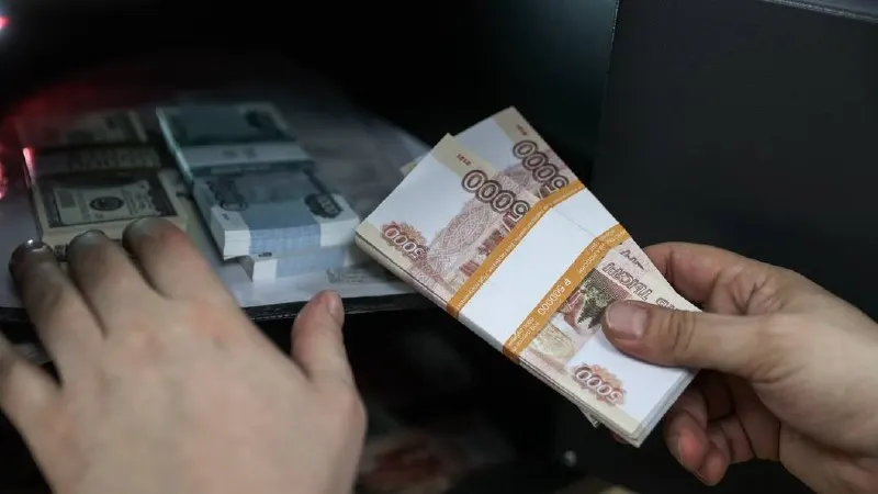 20-летний житель Краснодара стал соучастником кражи после вербовки мошенниками; расследование продолжается.