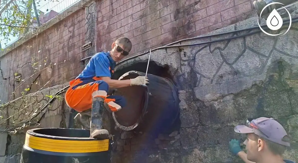 В центре Сочи продолжаются работы по ликвидации масштабной аварии на водоводе; сроки окончания работ пока не называют.