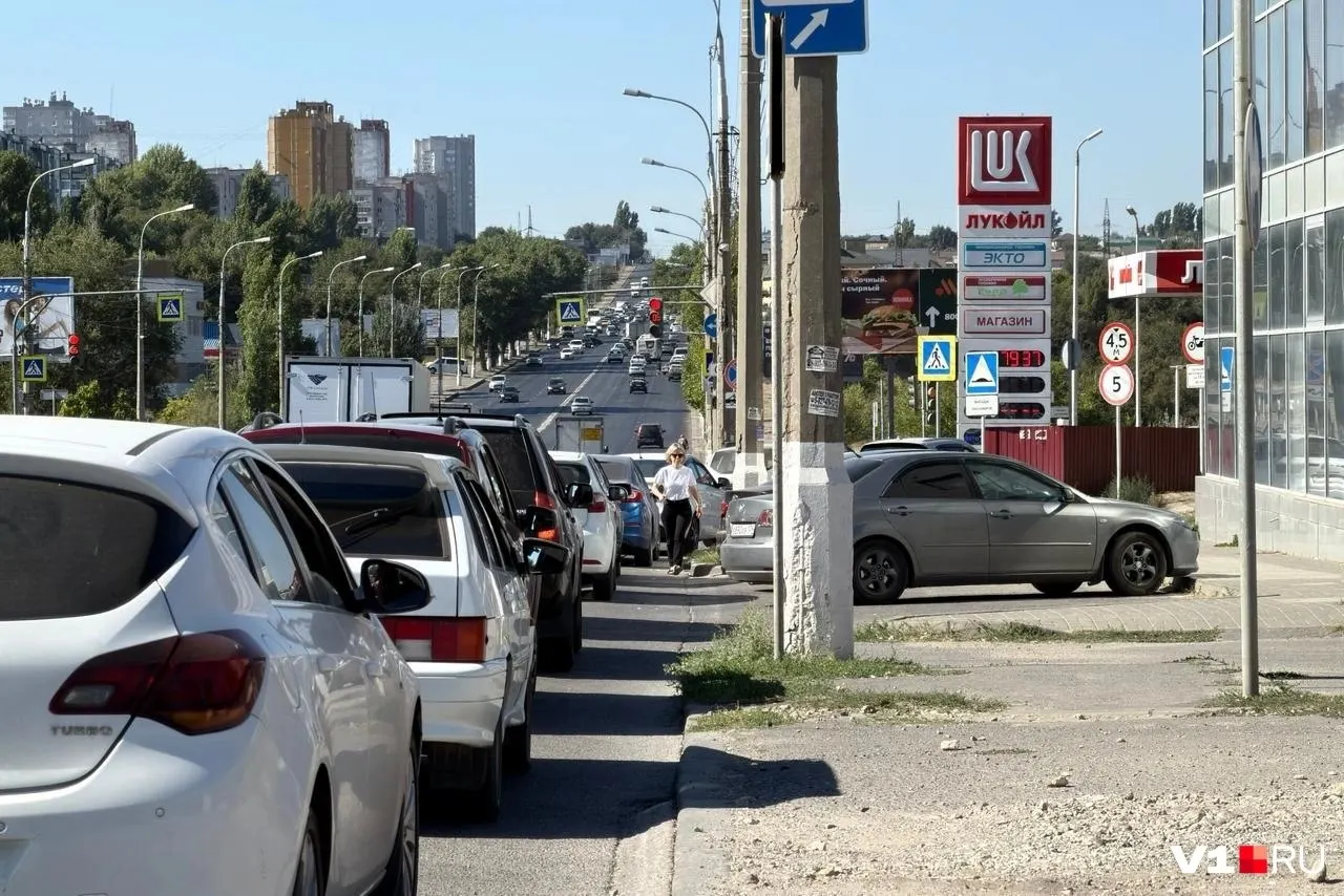 Длинные очереди, ограничения выдачи топлива и влияние на цены — ситуация в регионе требует рядом с водителями и перевозчиками внимания.