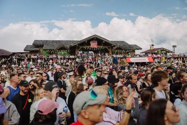 Во время фестиваля NEW STAR WEEKEND SUMMER CAMP в Сочи 1200 туристов поднялись в горы.