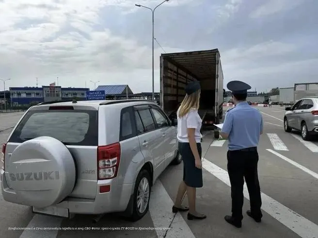 Судебные приставы передали конфискованный автомобиль представителям Минобороны РФ для участия в зоне спецоперации в Сочи.