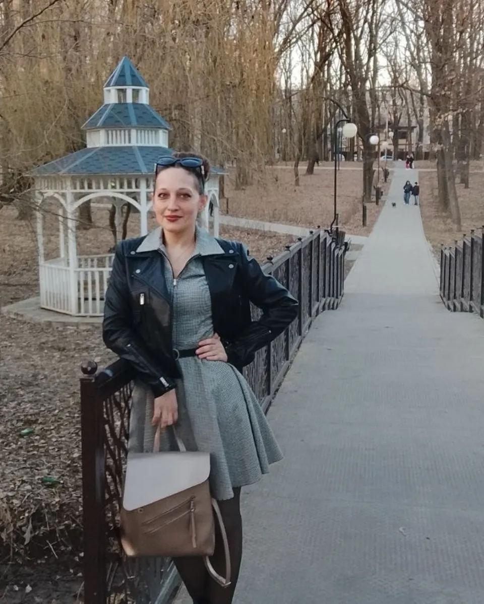 После истечения срока ареста её увезли мужчины в балаклавках; подробности инцидента пока неизвестны, правозащитники требуют разъяснений.