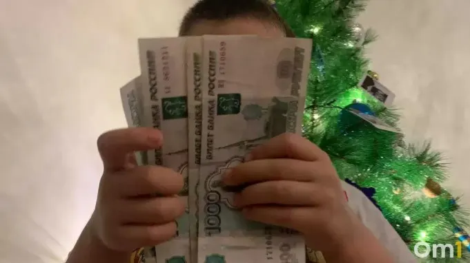 Единовременная выплата за рождение третьего ребёнка введена в 33 регионах; размер выплаты достигает 300 тысяч рублей и выше.