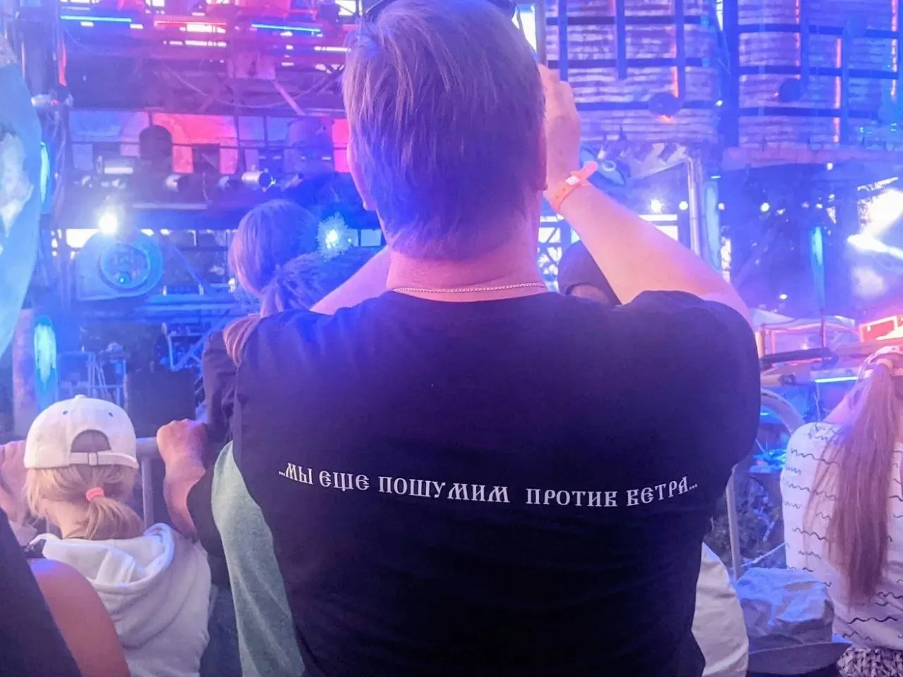 Во время тревоги из-за беспилотников в кафе Сочи отдыхающие продолжали веселиться, что возмутило местных.