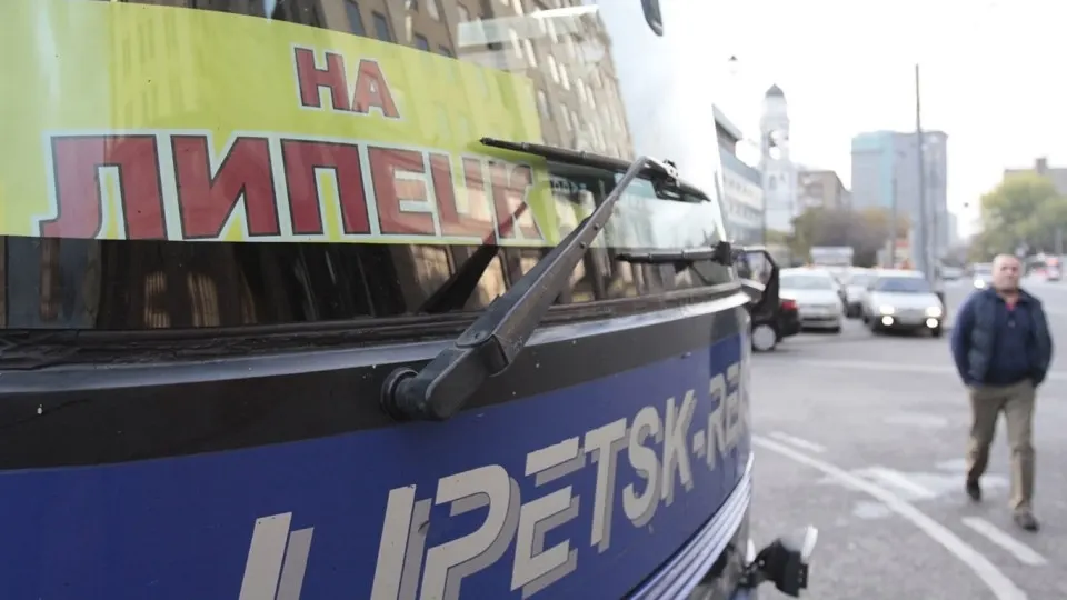 За лето 2026 года спрос на междугородние автобусы вырос на фоне закрытых аэропортов и атак дронов. Рост наблюдается по регионам и связан с перераспределением спроса из авиа- и железнодорожного транспорта.