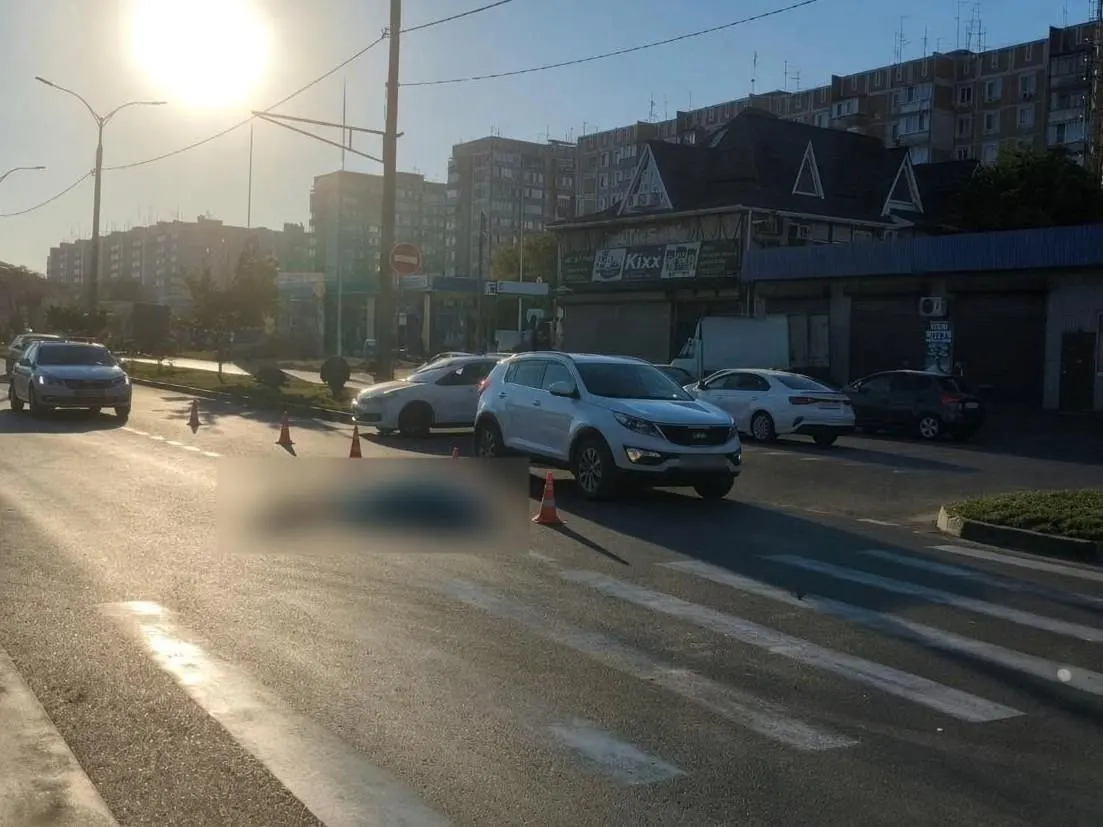 На Уральской улице водитель Renault Logan сбил пешехода на пешеходном переходе; пешеход погиб на месте.