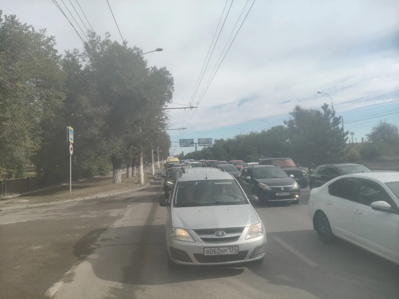 Утренний затор в Волгограде затруднил движение: очевидцы отмечают очереди на заправках возле Мамаева кургана, что стало причиной пробки от Монолита до Дворца спорта.
