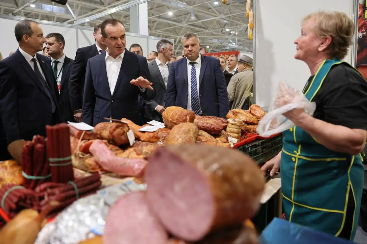 На ярмарке собрались более 800 фермеров и мастеров народных промыслов со всего края; участники отмечают рост цен.