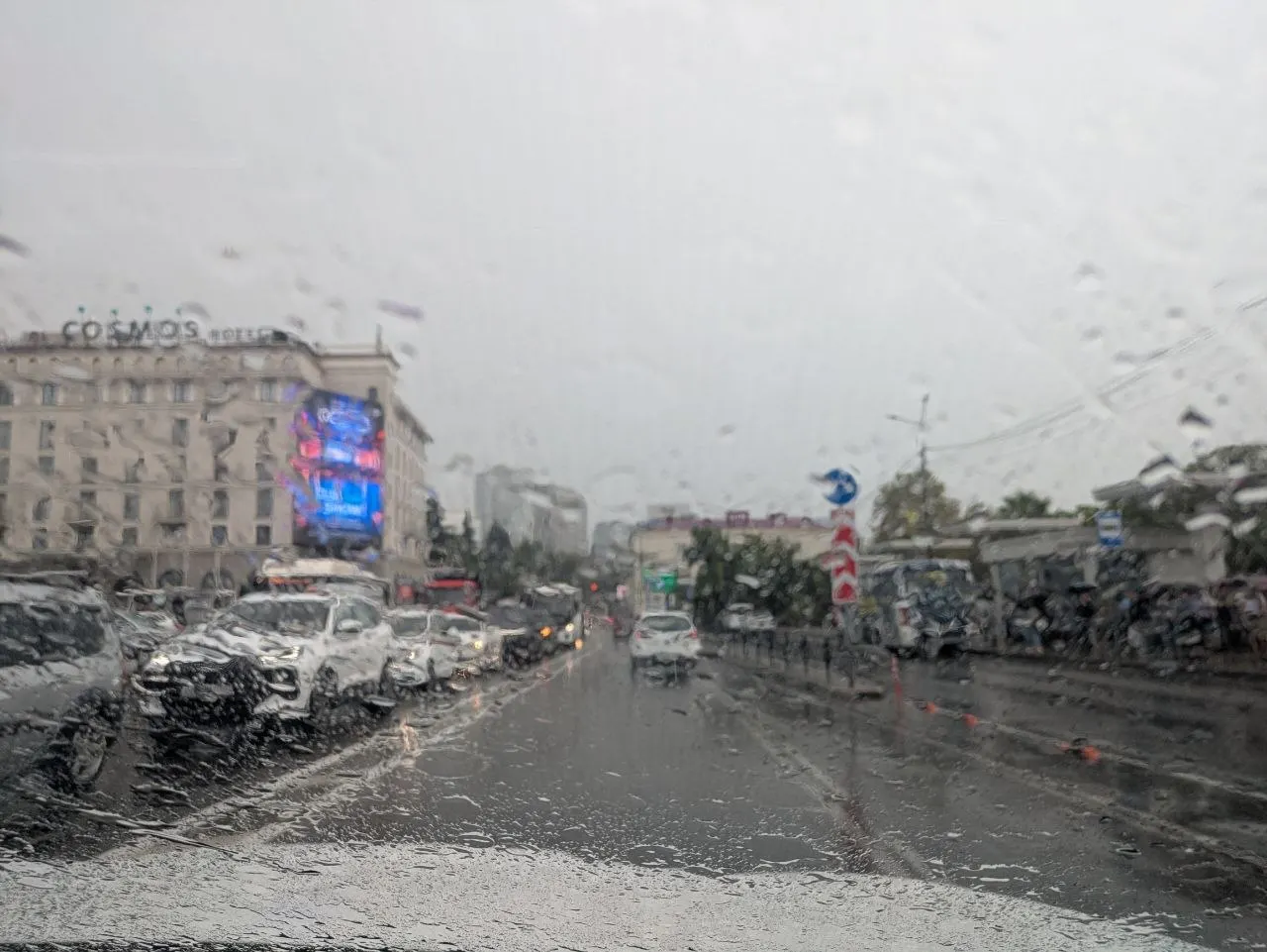 На побережье Сочи зафиксированы грозы и проливные дожди; возможны локальные подтопления и затруднения на дорогах.