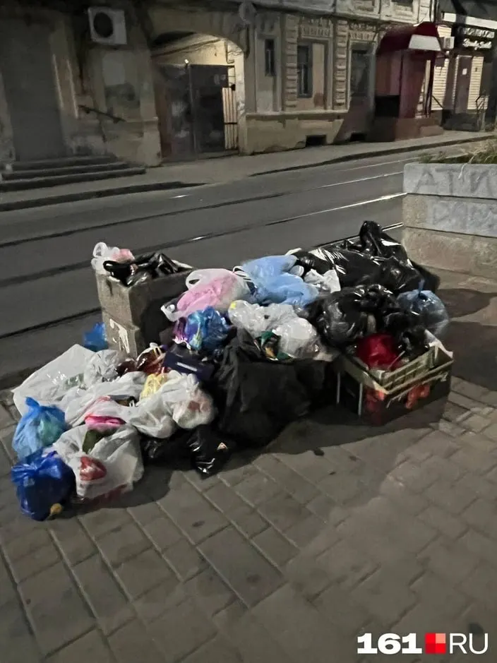 Жители жалуются на переполненные контейнеры и свалки; власти заявляют об усилении вывоза, но проблема сохраняется.