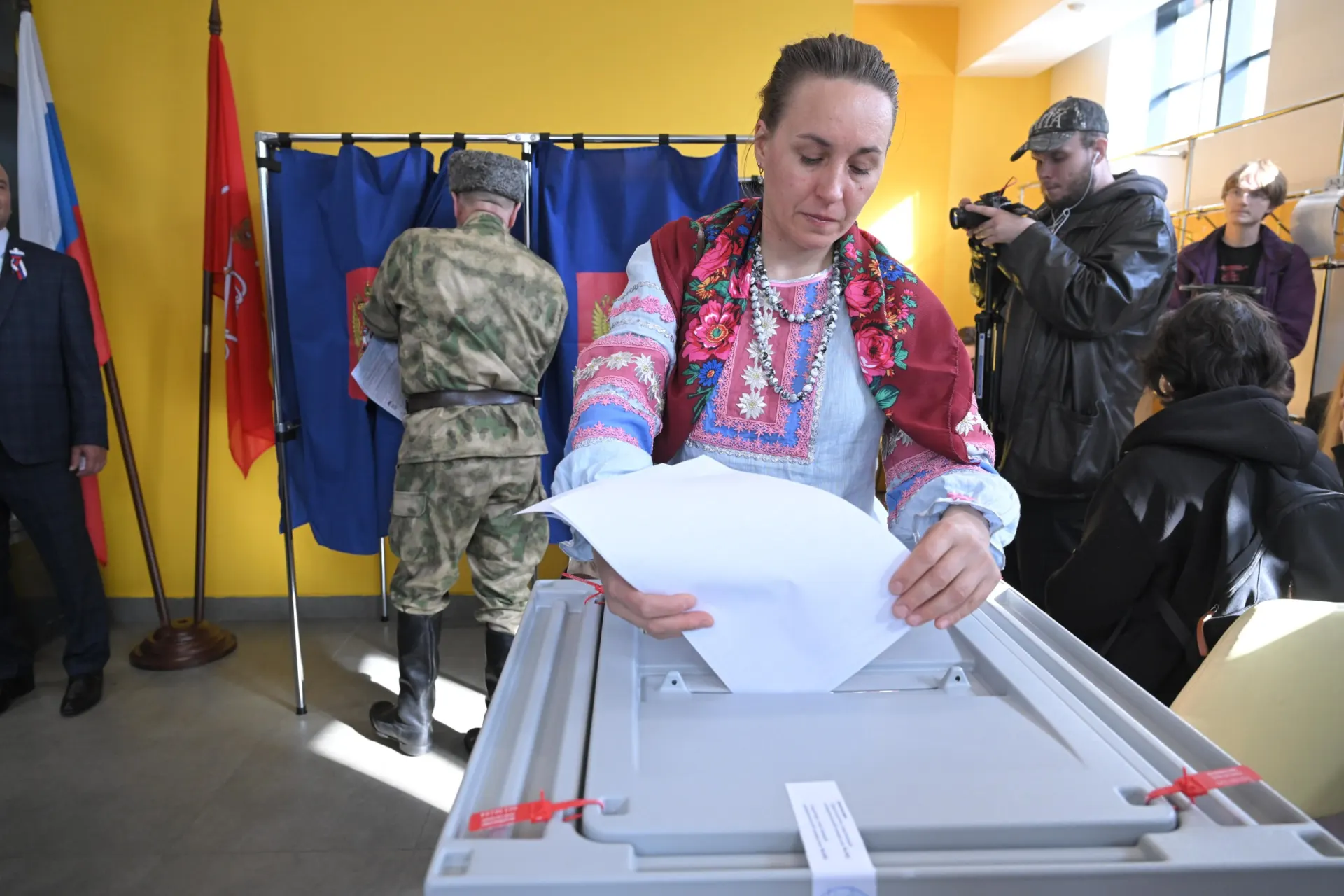 Первая дневная сводка по выборам: агитация в кабинках, массовые перемещения детей, кибератаки и нарушения на участках.