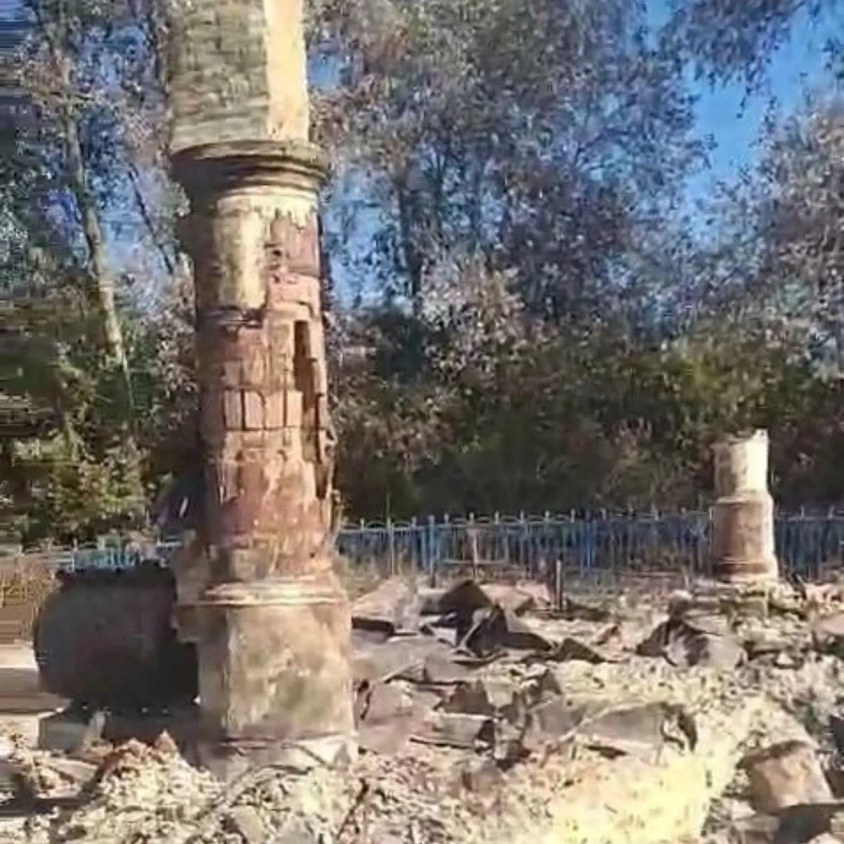 Георгиевский храм, памятник регионального значения, разрушен во время атаки беспилотника; ранее здание перевозили из Крупца в Козино и освятили повторно.
