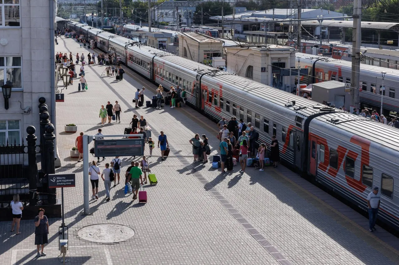 Два дальних поезда, следующие из курортных районов Кавказских минеральных вод и Краснодарского края, задерживаются в прибытии на станцию Волгоград-1; поезда из Кисловодска и Анапы задерживаются на станции Тингута.
