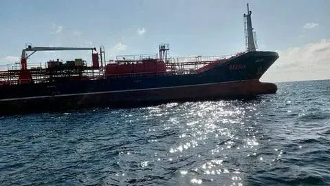 Статья сообщает о начале юридического процесса в Международном уголовном суде в Гааге по делу о гибели 54-летнего боцмана Саваша Чакара во время атаки украинских сил на турецкое судно Reyhan Sarı в Черном море у побережья Новороссийска.