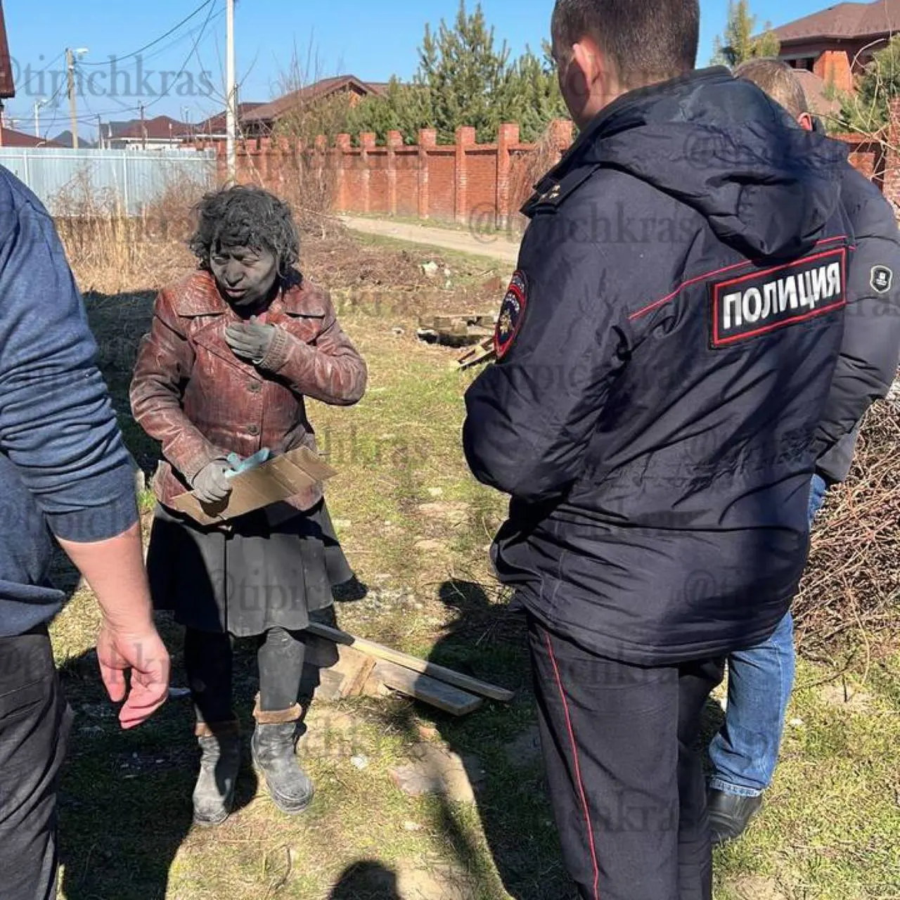В Краснодарском крае жители сообщают о тревожной ситуации вокруг женщины, проживающей в заброшенном доме в поселке Южный.