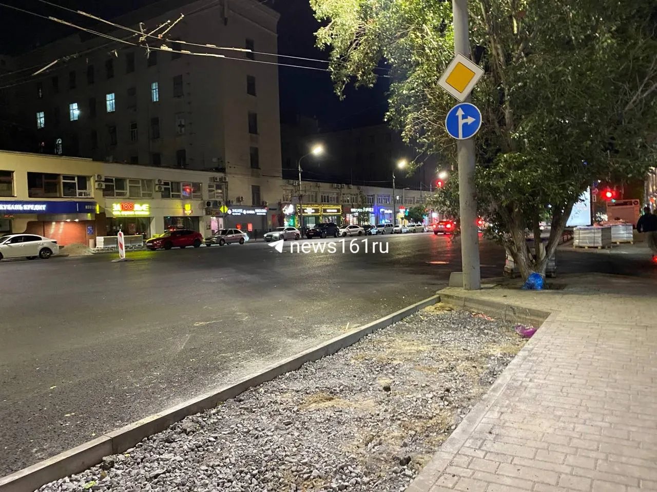 На участке Ворошиловского проспекта убрали парковочные места и расширили пешеходную зону; работы продолжаются, ожидается укладка плитки и уборка мусора.