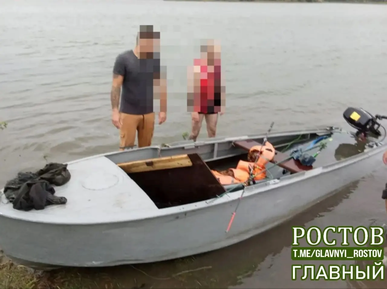 Лодка у хутора Елизаветовка перевернулась после прохождения судна, трое доплыли до берега и вызвали спасателей, двое держались за перевернутую лодку до приезда спасателей. Все живы.