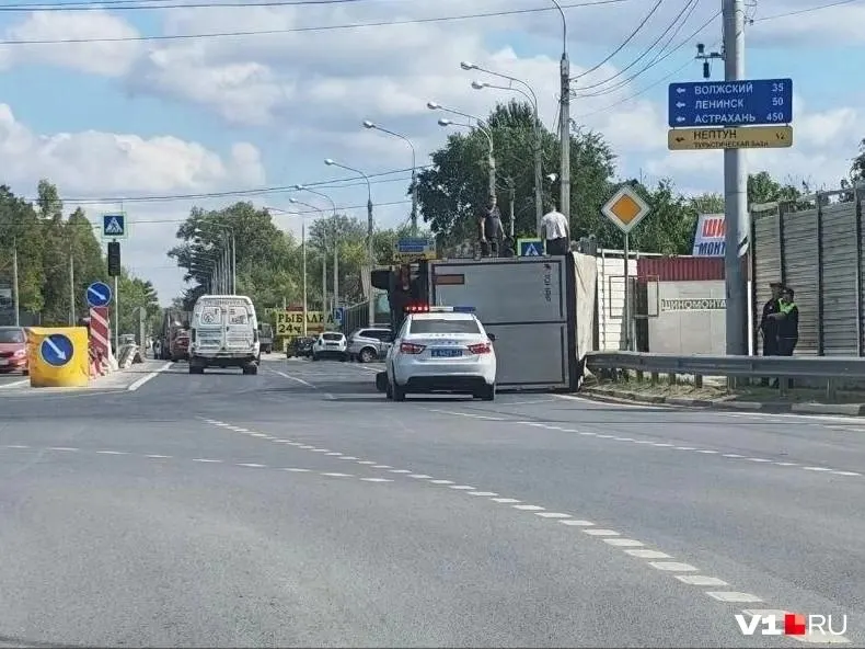 Утренний затор на «танцующем» мосту образовался после того, как на съезде перевернулся грузовик.