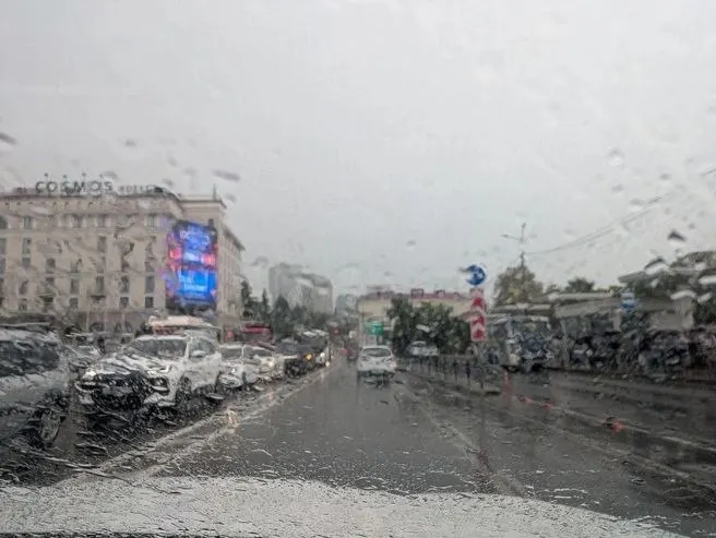 Сильные дожди повлияли на движение общественного транспорта в Сочи: часть маршрутов переведена на обход, ещё несколько отменены; под мостом на Ареде подтоплена дорога.
