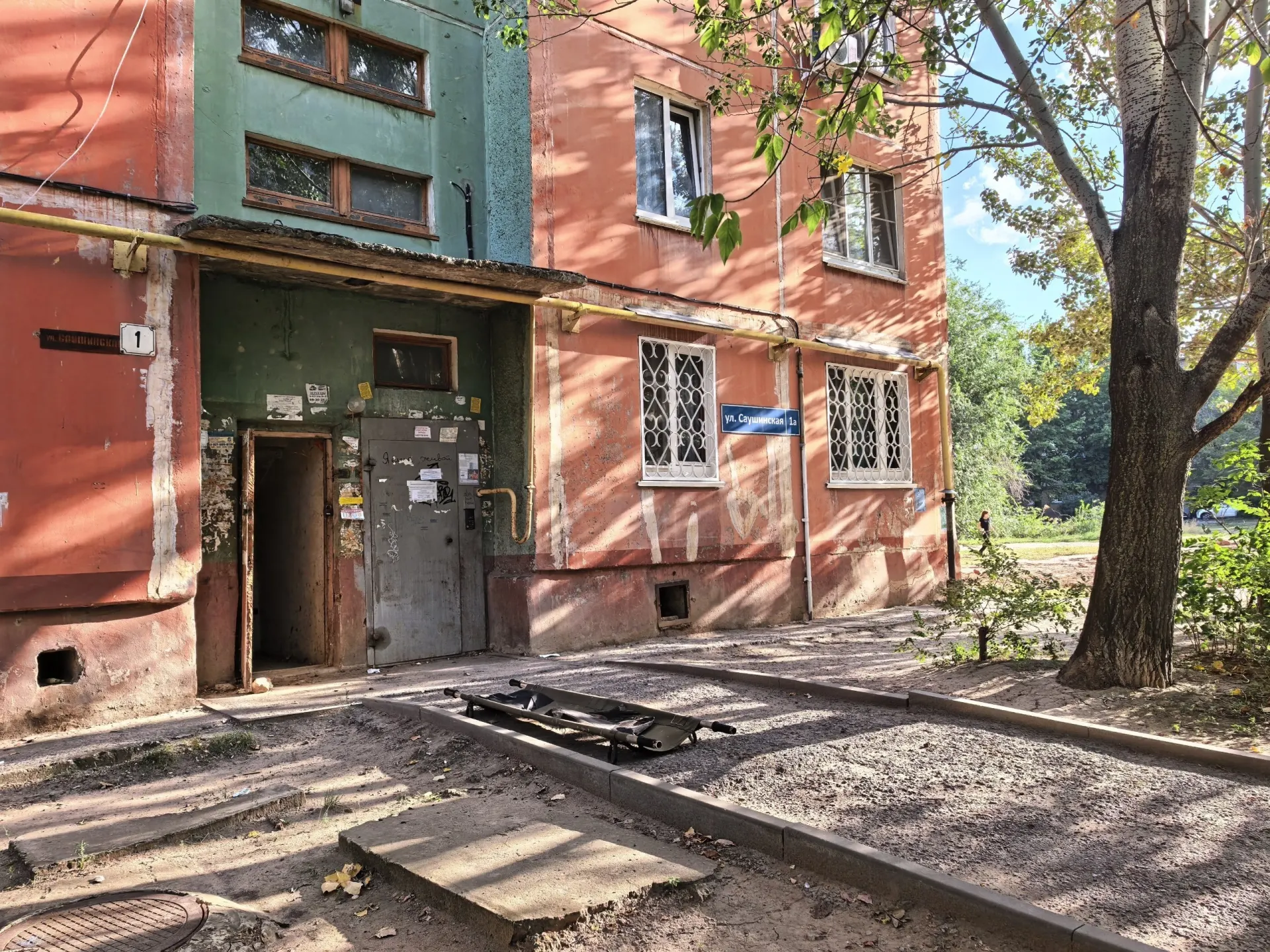 Поисковые мероприятия по пропавшему мужчине завершились после обнаружения тела в подвале дома на улице Саушинской. Официальные лица проводят проверку и устанавливают личность погибшего; местные жители считают, что это пропавший ранее мужчина.